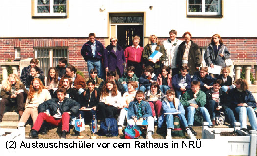 Austauschschüler vor dem Rathaus in Neustadt a.Rbge.